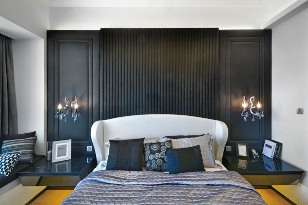次卧室是黑色背景墙和周边白色搭配很是简约大方，床头柜两边精致的吊灯很是时尚