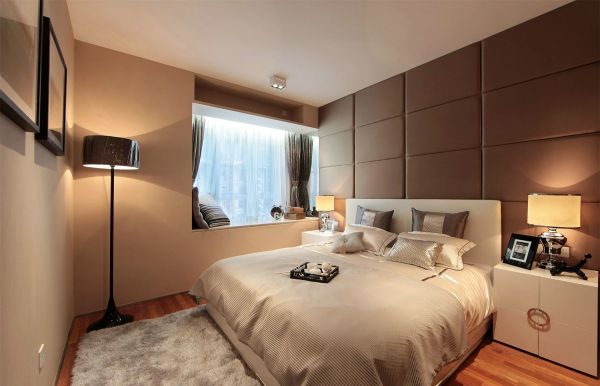 次卧床头背景墙的设计一种清新爽朗之感，白色的软包床配上布艺床品的设计，简洁雅致之感
