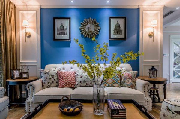 蓝色的沙发背景墙面，有着地中海的清新与自然，显眼又时尚年轻。