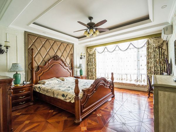 卧室中配合使用了木质电风扇，看上去可爱又温馨。