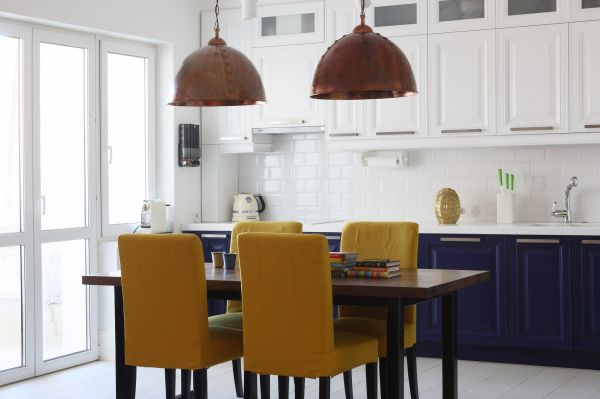 厨房和餐厅是一体化的，白色和蓝色的搭配整体清爽干净