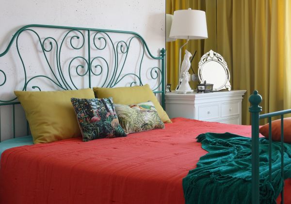 卧室是最好的休息场所，整体以暖色为主，更好的方便主人休息