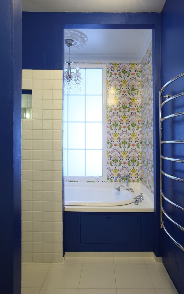 卫生间以蓝色和白色白术，干净靓丽，干湿分离，地面瓷砖方便更好的擦拭