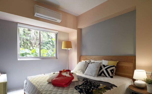 主卧室提供如原始森林般清新的空气，木质的家具，使整个卧室散发着悠然舒适的味道。