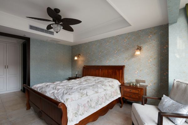 墙纸让宽敞的卧室里变得更加温柔，少量的衣柜让空间变得简单清爽。