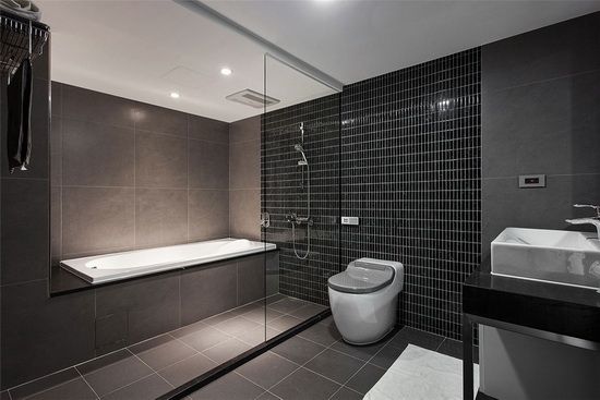 整合两间卫浴打造的完整四件式卫浴，拥有媲美饭店卫浴般的沐浴享受。