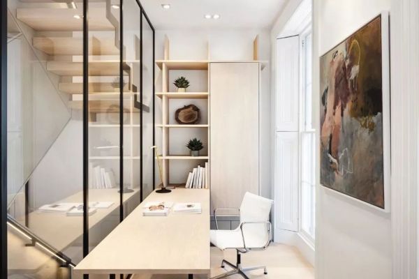 设计师充分利用楼梯间的空间，住家里打造出了一个办公区域，采用通透的玻璃，让视线开阔，不会觉得拥挤。