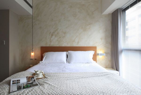 卧室整个造型简约朴素，旁边还有精致的吊灯，还有阳光可以照到床上，温馨而舒适