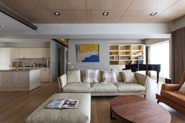 客厅木质地板搭配白色沙发整个室内干净整洁