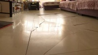 新房地面突然塌陷,扒开地砖竟然发现这个!
