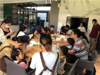 三翼鸟厨房迎“神兽”打卡团:4岁男童学做月饼