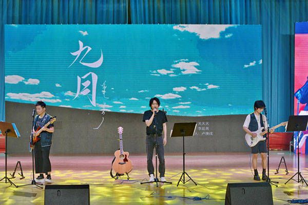 水木年华携手华北理工大学师生 共同演绎《像青春一样怒放》