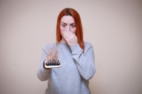 如何通过梳头按摩养发?护肤科技射频健发梳