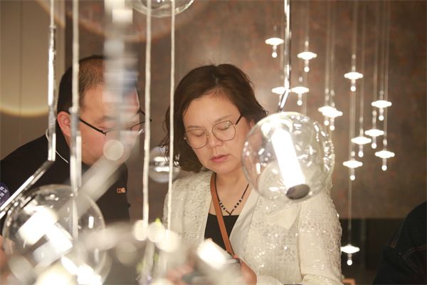 新特丽加盟商在展厅进行新品品鉴