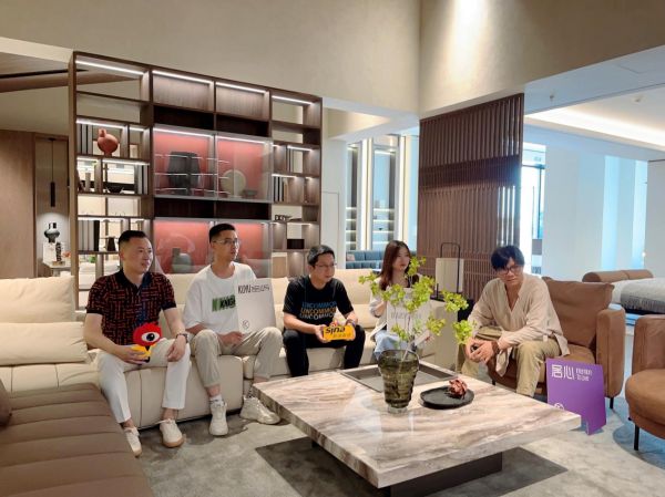  （▲左一秦佟宇，左二李永彪，正中於杰，右一严峻，右二胡玉霞）