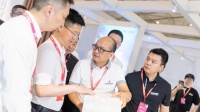 崇州市委书记陈茂禄等领导莅临漫波床垫展位参观