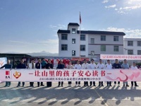 东成红木爱心助学,让山里的孩子安心读书。