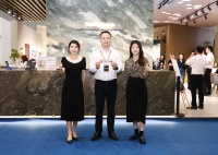 搜狐家居媒体团探展佛山潭洲陶瓷展,新明珠岩板携「造物之境·石光之隙」主题新品引领行业新风潮