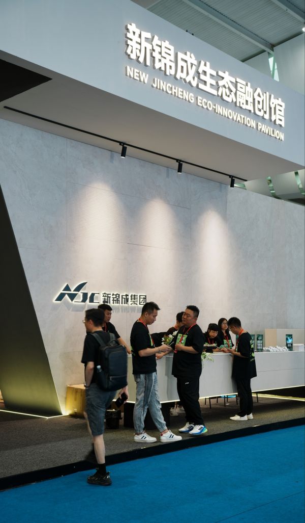 图片包含 室内, 男人, 站, 女人 AI 生成的内容可能不正确。