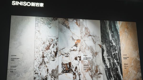墙上贴着海报 AI 生成的内容可能不正确。