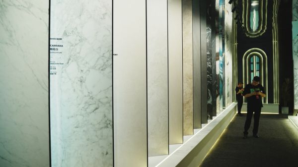 图片包含 室内, 建筑, 火车, 平台 AI 生成的内容可能不正确。