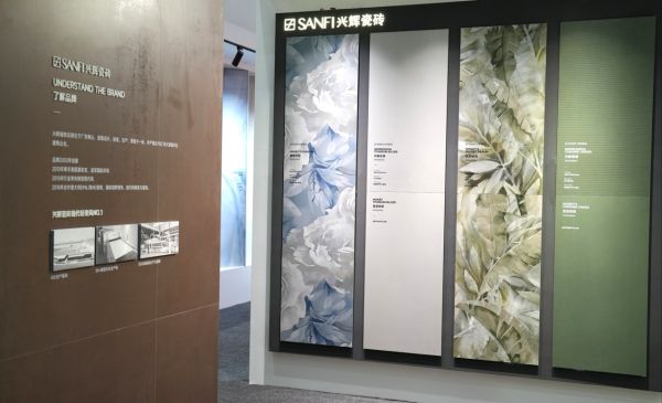 墙上贴了许多照片 AI 生成的内容可能不正确。
