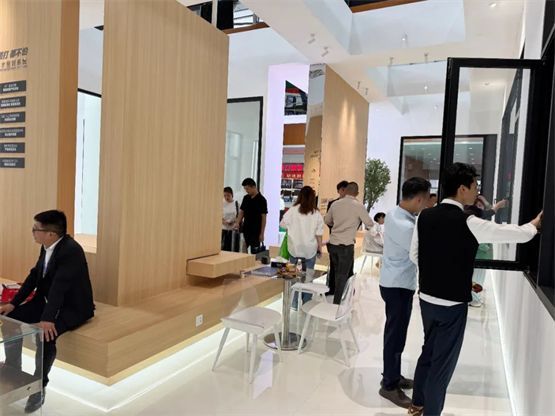 欧福莱门窗闪耀2025南京门窗移门展，以极简美学定义高端人居