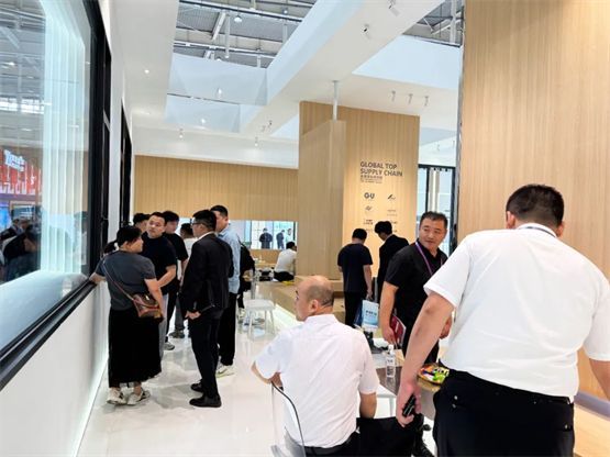 欧福莱门窗闪耀2025南京门窗移门展，以极简美学定义高端人居