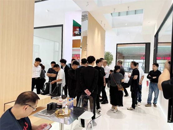 欧福莱门窗闪耀2025南京门窗移门展，以极简美学定义高端人居