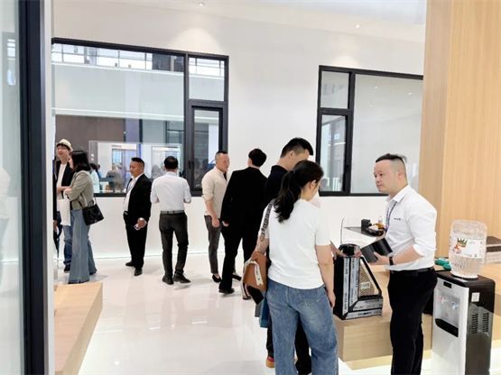 欧福莱门窗闪耀2025南京门窗移门展，以极简美学定义高端人居