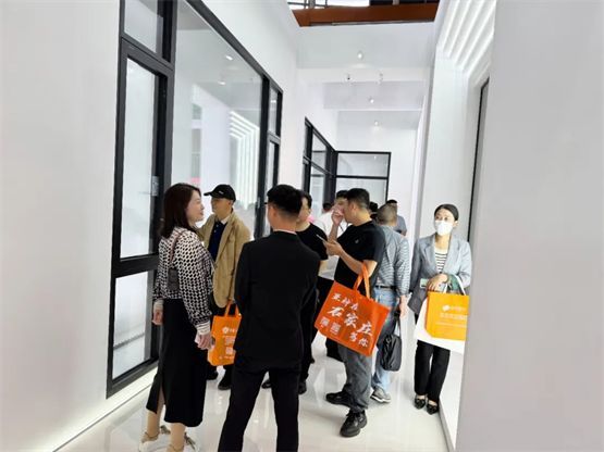欧福莱门窗闪耀2025南京门窗移门展，以极简美学定义高端人居
