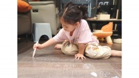 选择天格高端实木地板,轻松应对童真创作,减轻地面清洁烦恼