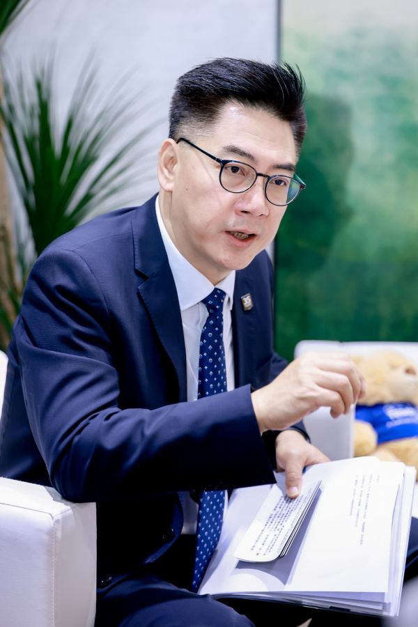 男人手上拿着纸 AI 生成的内容可能不正确。