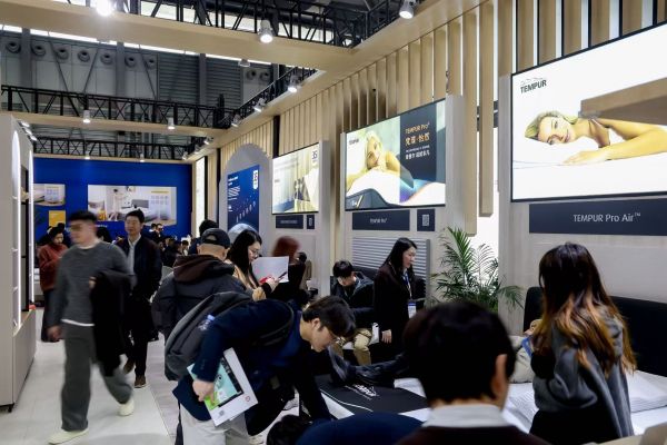 一群人站在室内 AI 生成的内容可能不正确。