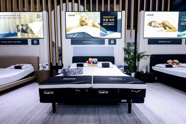 桌子上放着电视的客厅 AI 生成的内容可能不正确。